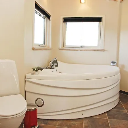 Beautiful Home In Aabenraa With Kitchen *