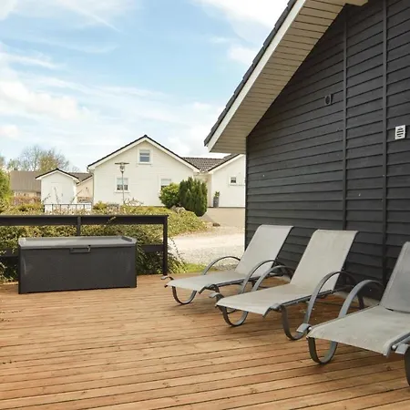 Beautiful Home In Aabenraa With Kitchen *